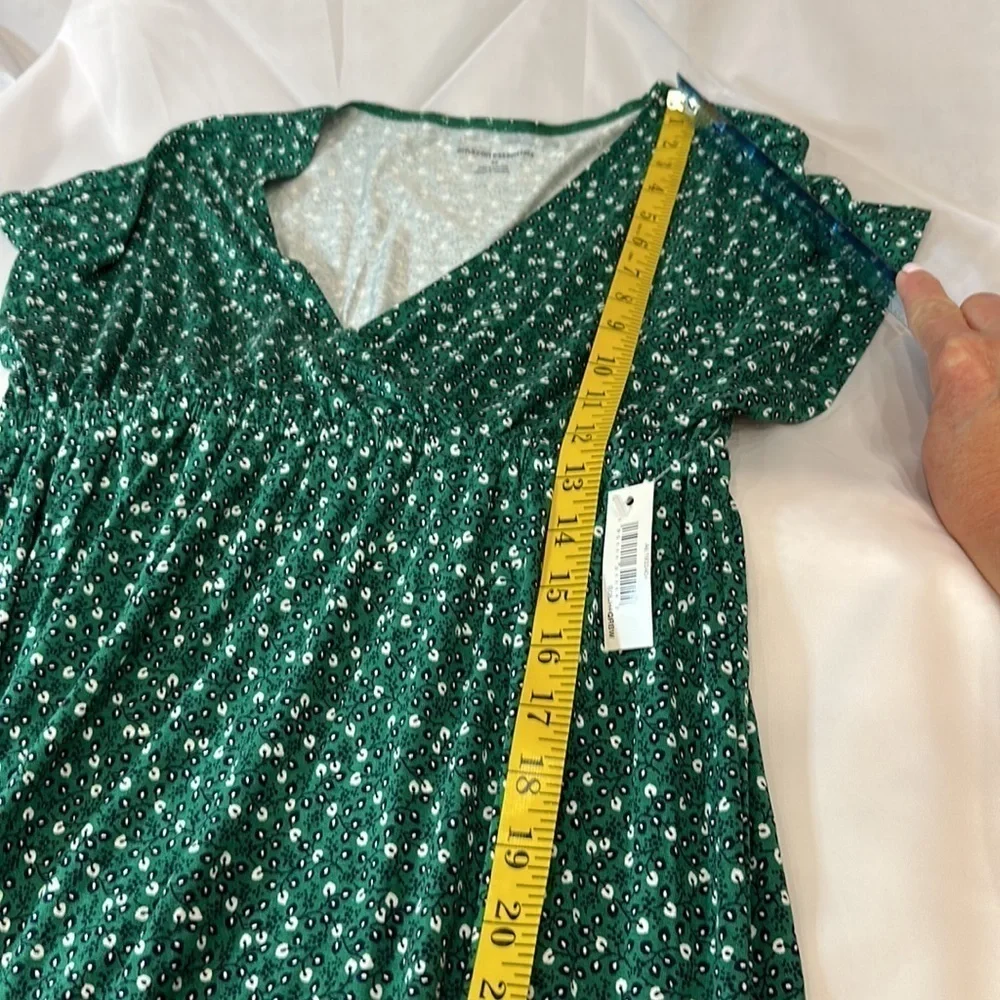 Amazon essentials really soft green floral maxi dress size md. - Picture 12 of 14
